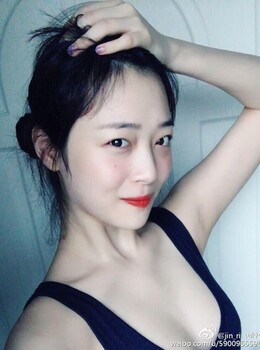 Sulli 谷胸著比堅尼，變幻球上圍勁升