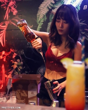 美女調酒師